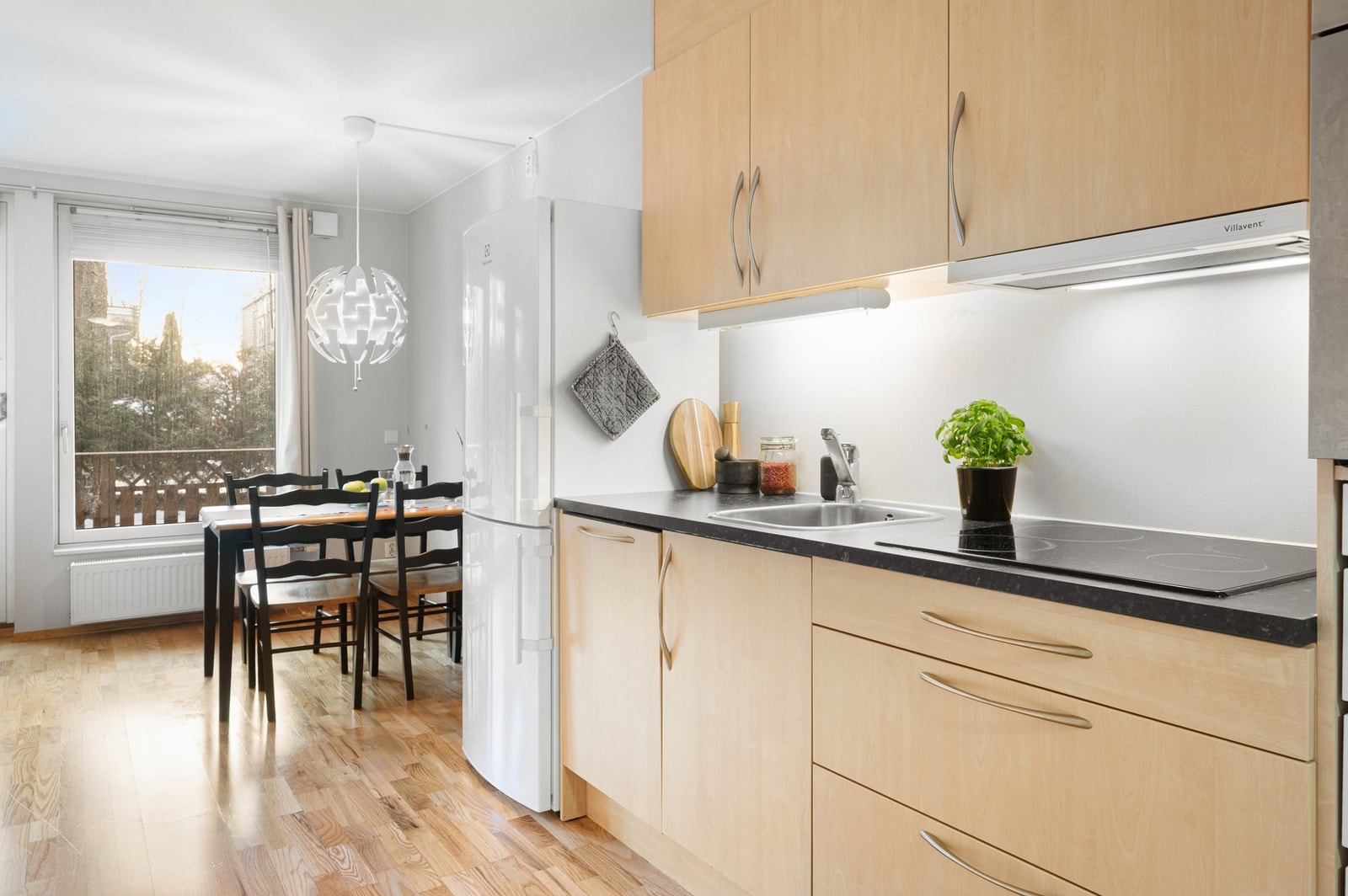 Spiseplassen finner sin naturlige plass i tilknytning til kjøkkenet. Galleribilde