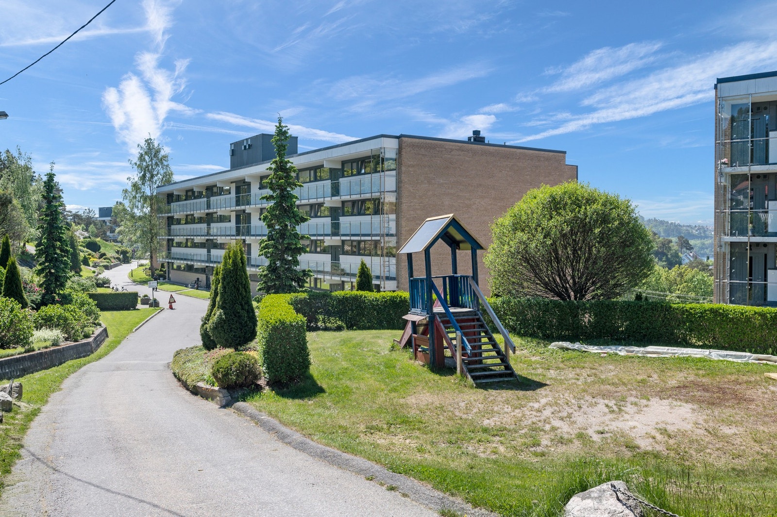 Inngang til blokka sommerstid Galleribilde