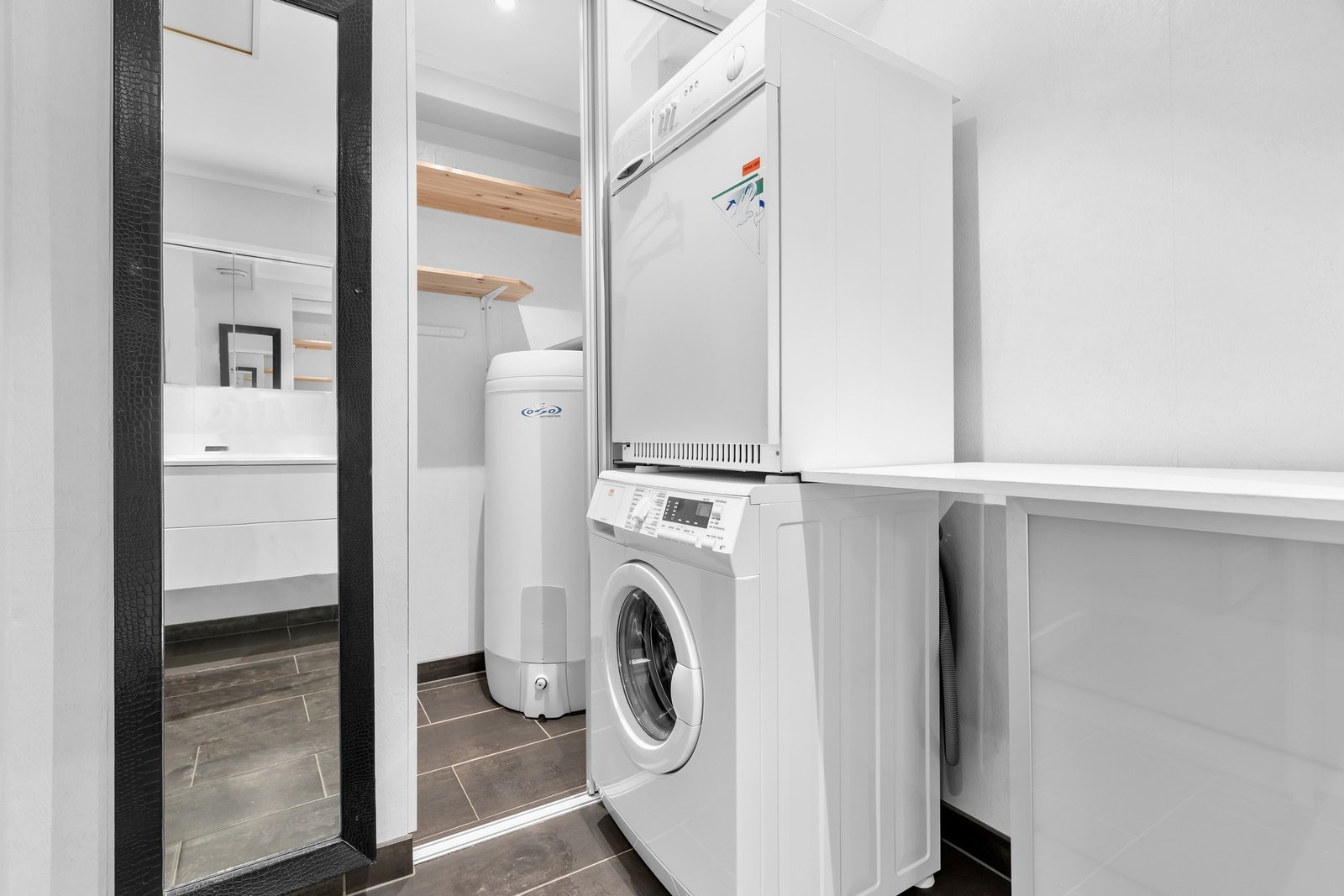 Dusjbad med bod innenfor med varmtvannstank Galleribilde