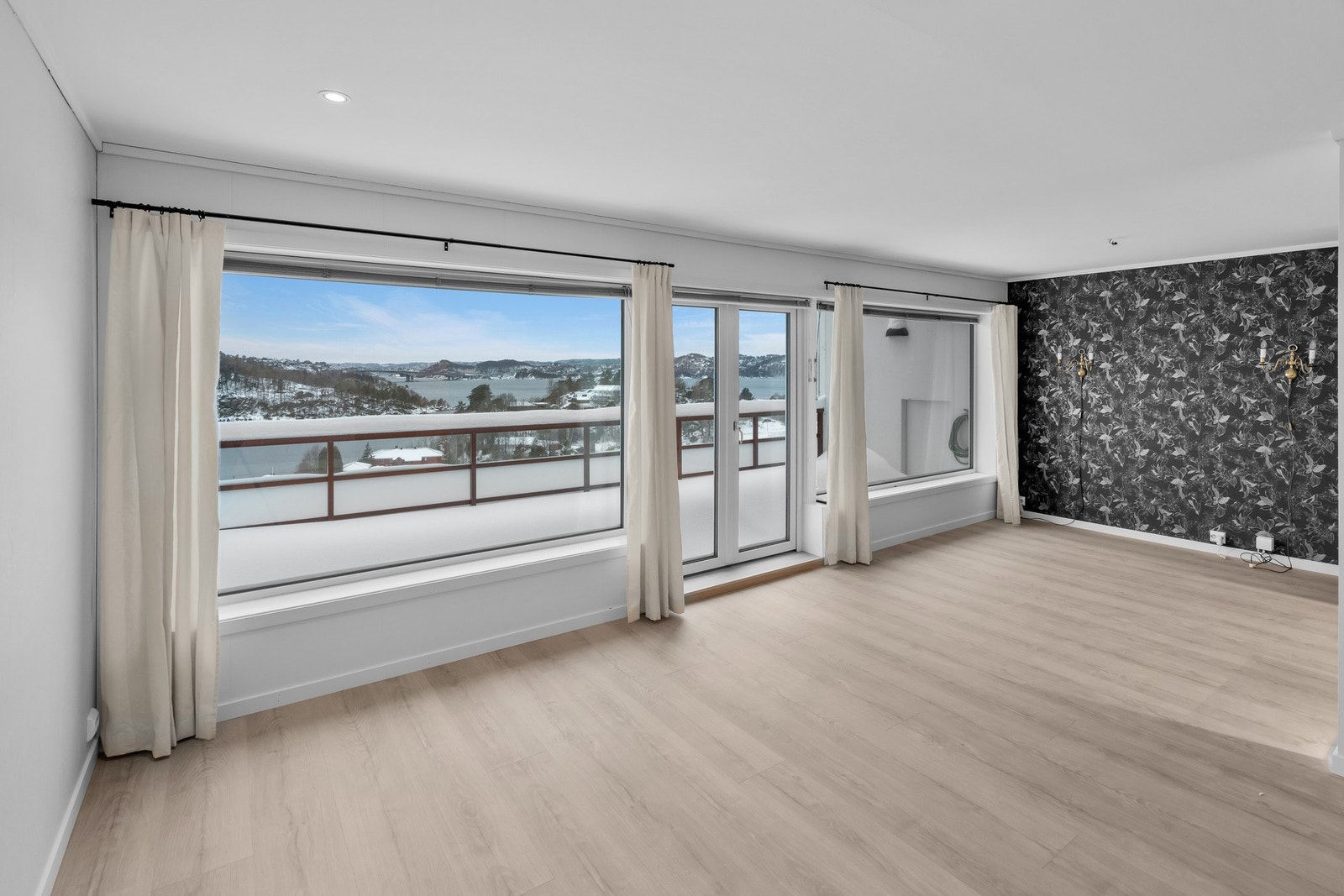 Stue med utgang til vestvendt terrasse Galleribilde