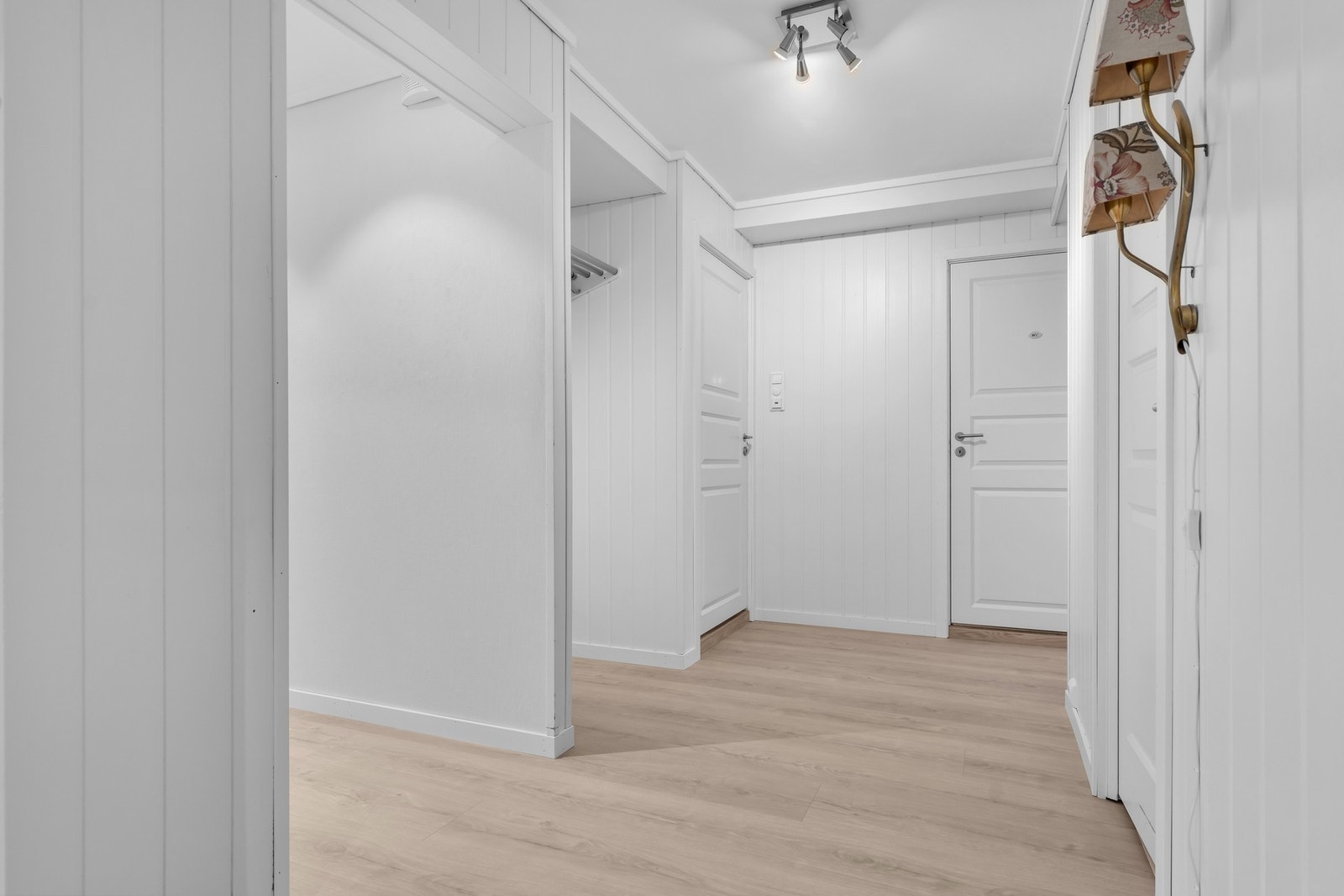 Gang med inngang til bad og soverom Galleribilde