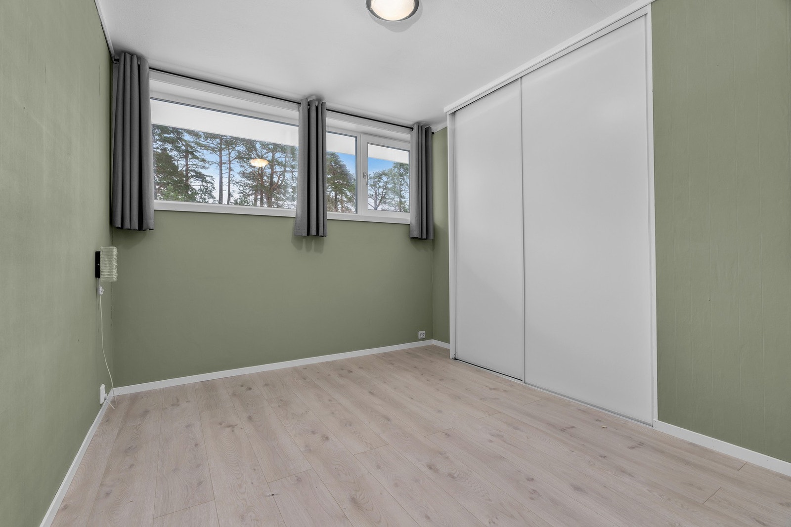 Hovedsoverom med skyvedørsgarderobe Galleribilde