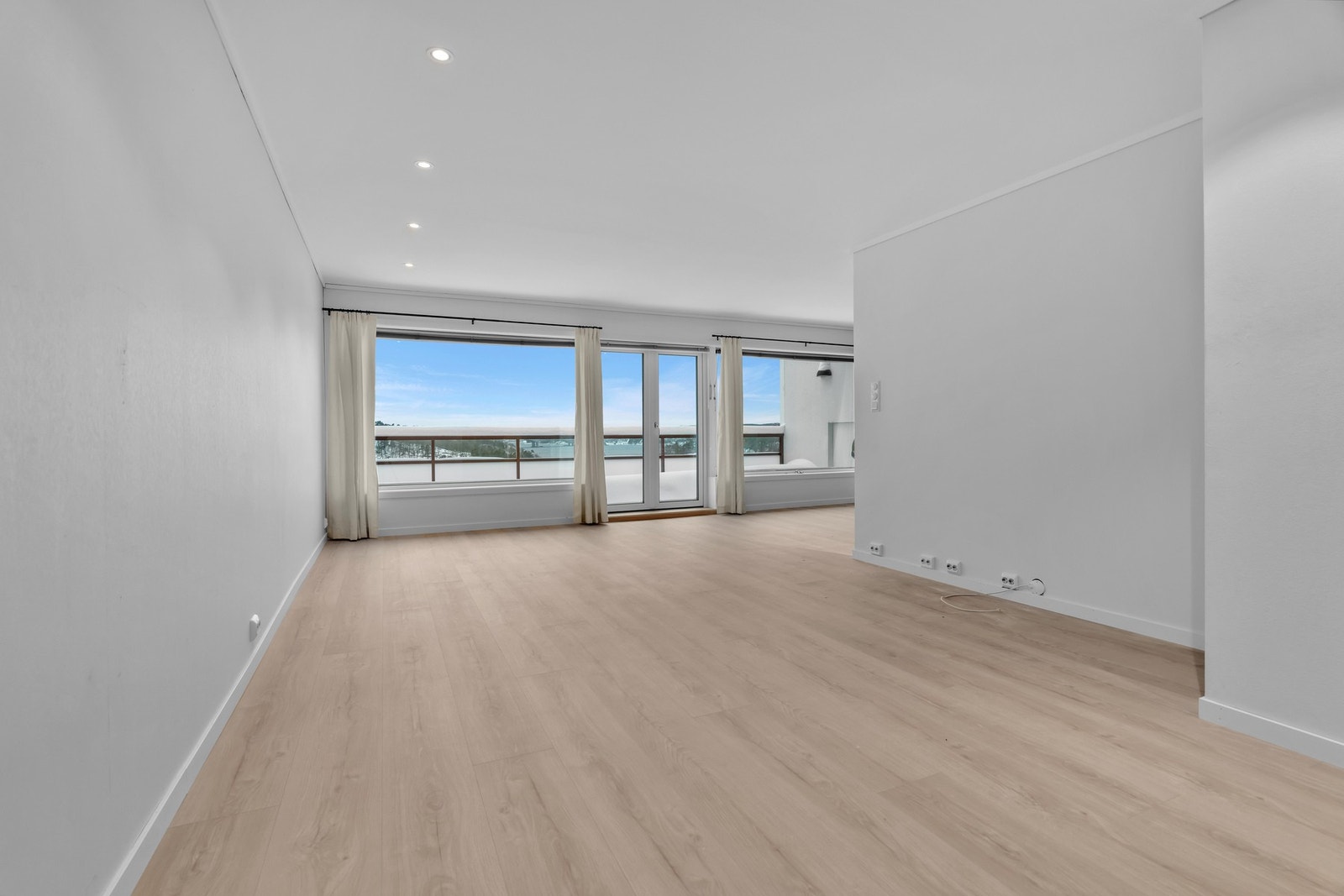 Stue med nye laminatgulv Galleribilde