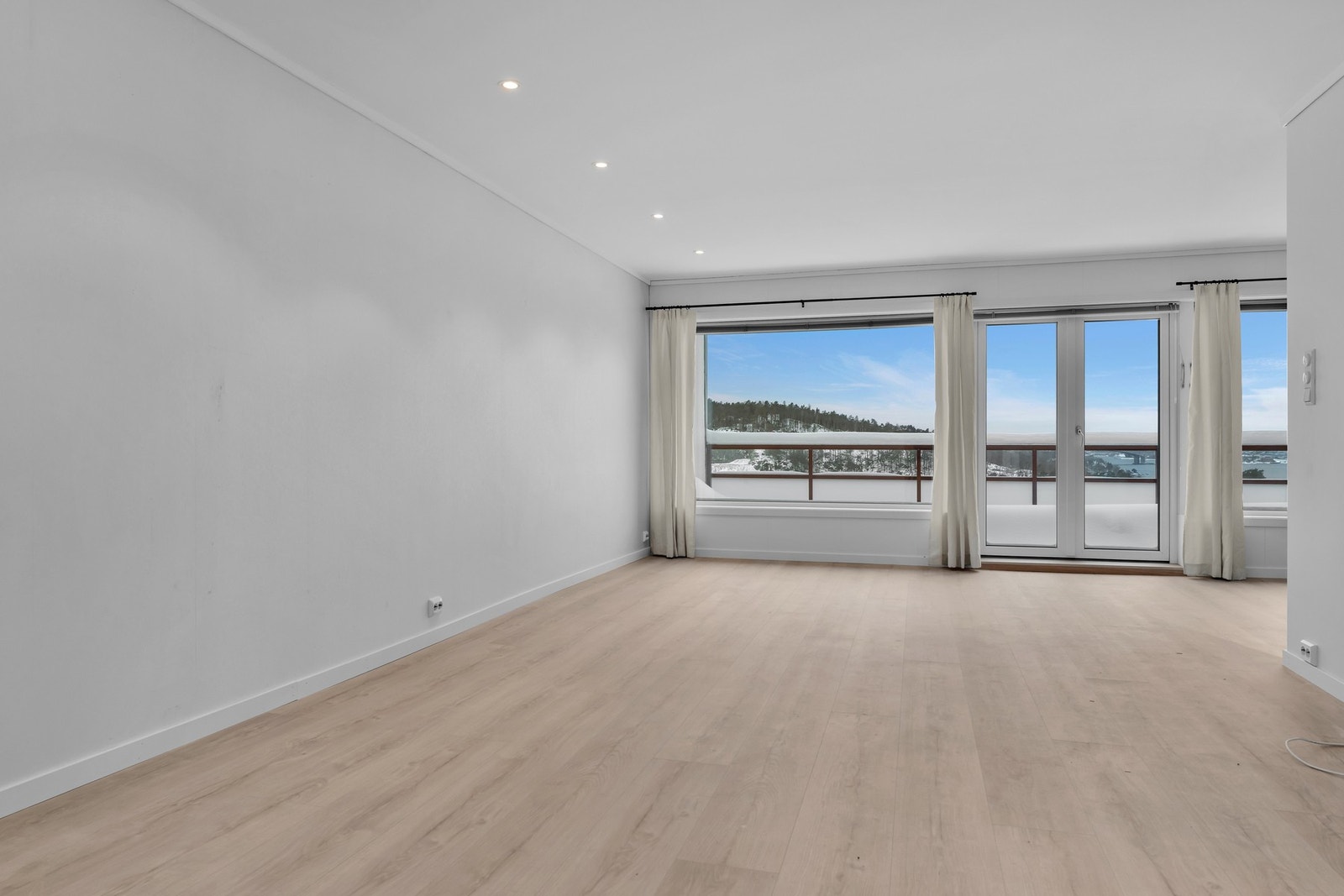 Stor stue med utgang til vestvendt terrasse Galleribilde