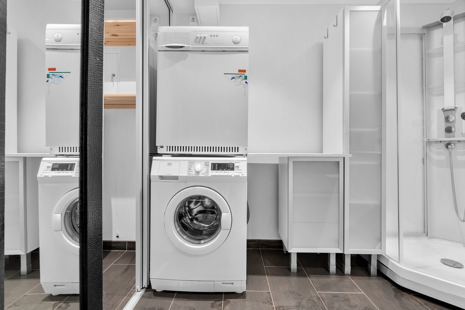 Dusjbad/wc med opplegg vaskemaskin Galleribilde