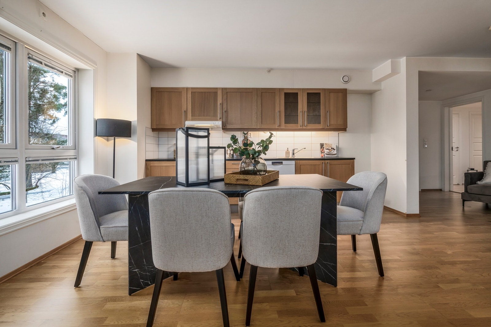 Naturlig plass til spisegruppe med godt lysinnslipp og hyggelig utsyn Galleribilde