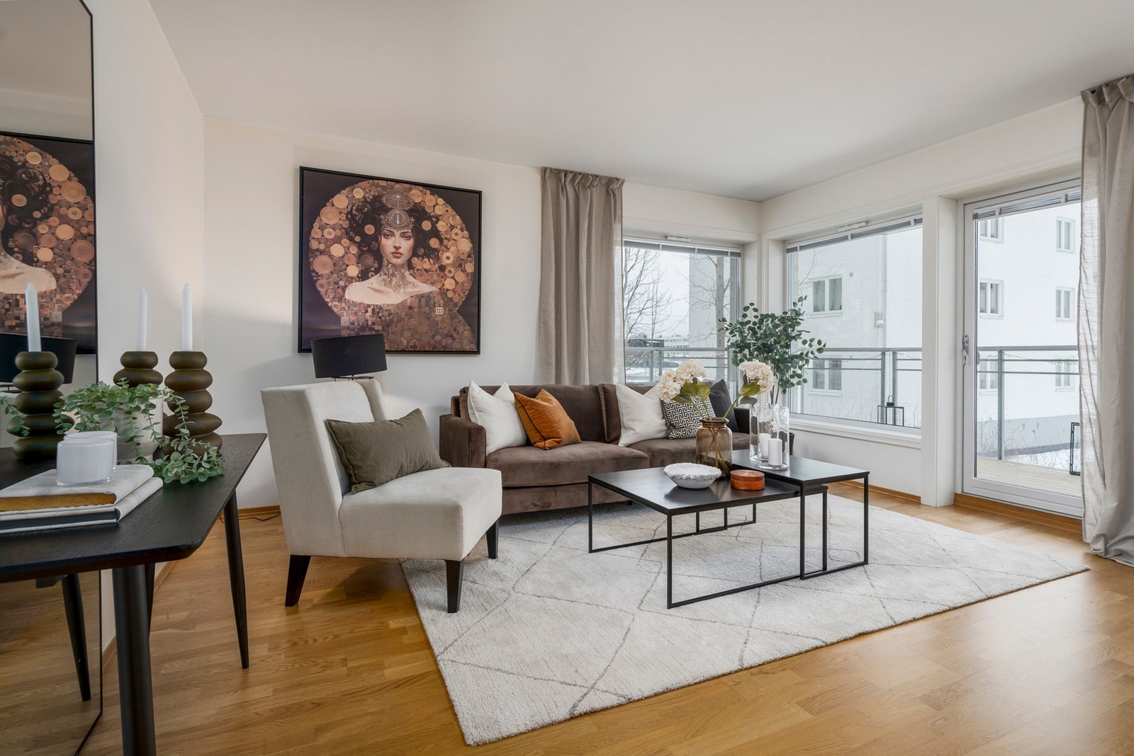 Lys og innbydende stue med gode møbleringsmuligheter og naturlig plass til både sofa- og mediemøblement Galleribilde