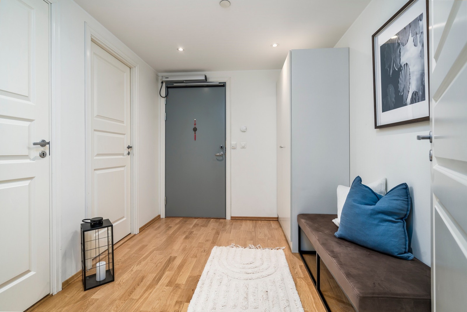 Lys og innbydende entré med plass til både oppbevaring og sittemøbel. Entréen gir et ryddig og velorganisert førsteinntrykk av boligen, og herfra er det adkomst til separat toalett samt praktisk innvendig bod. Galleribilde