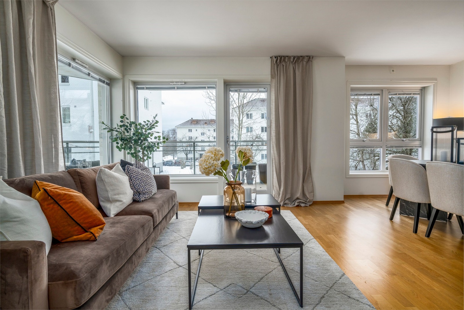 Rommet har store vindusflater som gir naturlig lysinnslipp fra to himmelretninger. Galleribilde