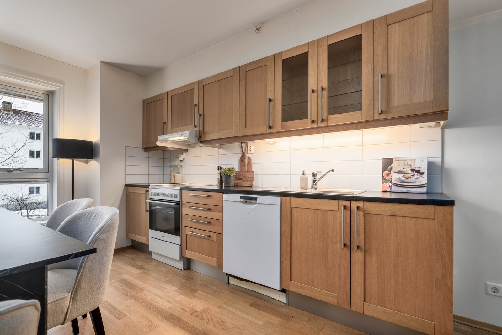 Kjøkkenet er innredet med profilerte fronter og laminat benkeplate. God skap- og benkeplass samt utstyrt med oppvaskmaskin, komfyr, vannstoppsystem og komfyrvakt. Avtrekk via balansert ventilasjonsanlegg. Galleribilde