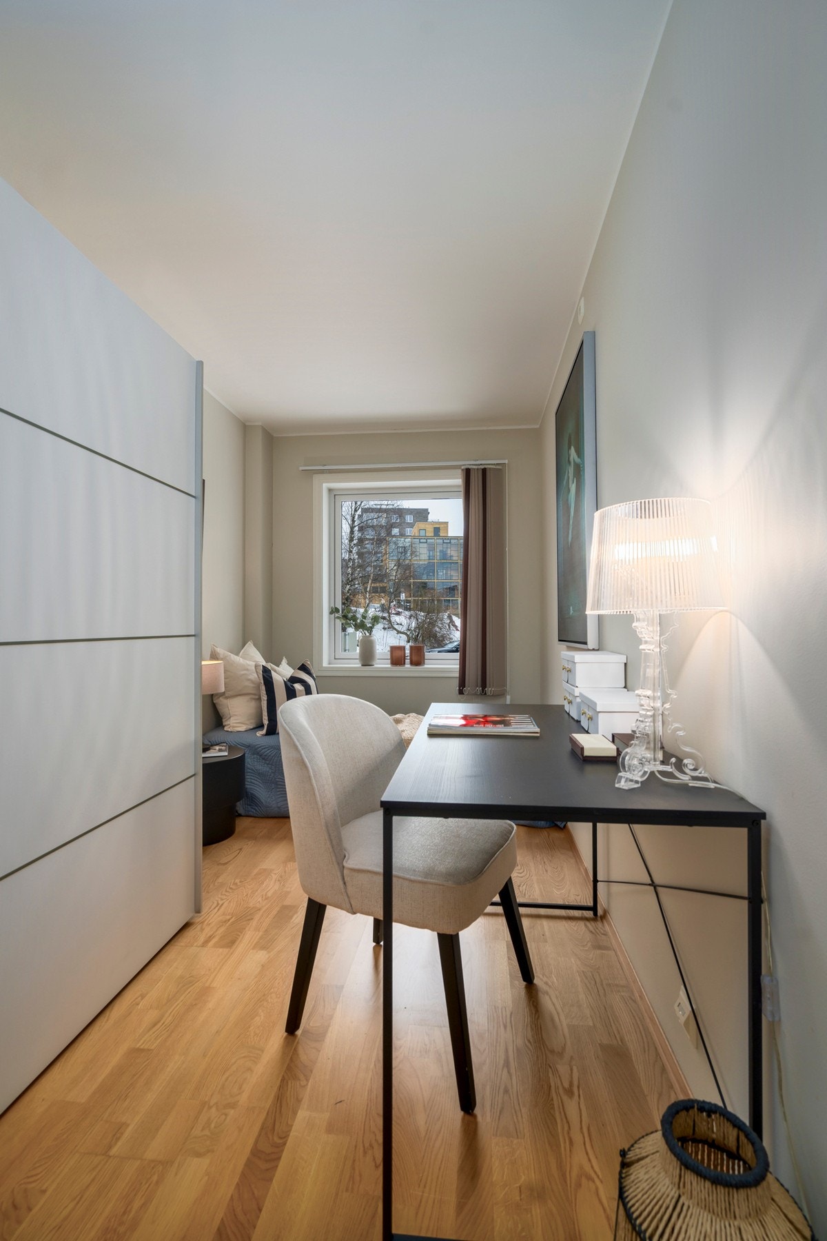 Soverom 2 med plass til seng, skrivepult og stor skyvedørsgarderobe Galleribilde