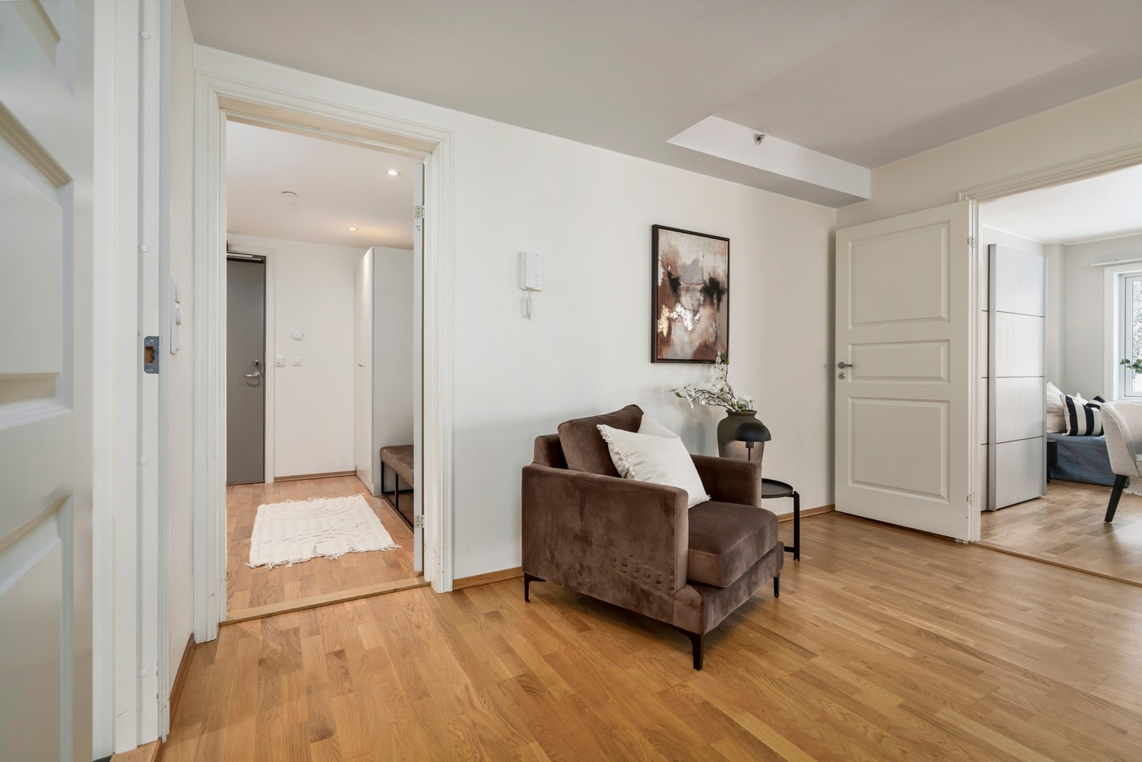 Mellomgang som knytter sammen soverom, bad og entré. Galleribilde