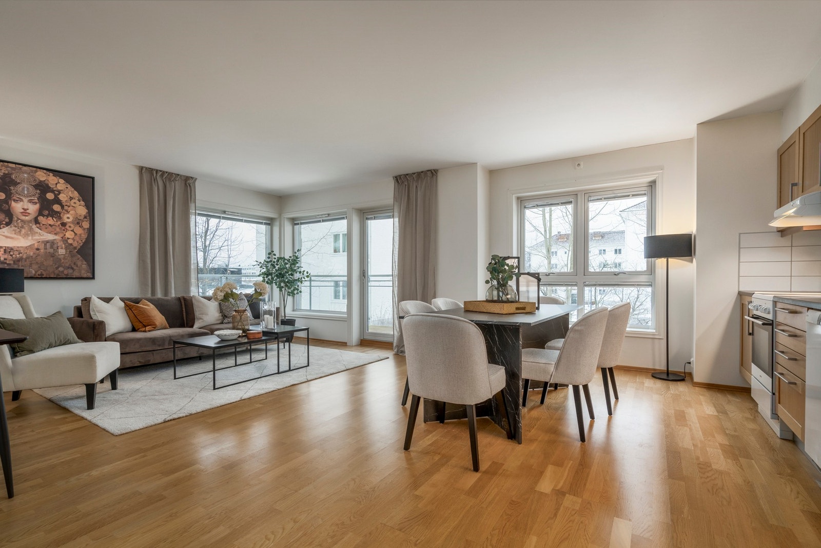 Leiligheten byr på gode romløsninger og en romslig balkong som gir fine utearealer store deler av året. Galleribilde