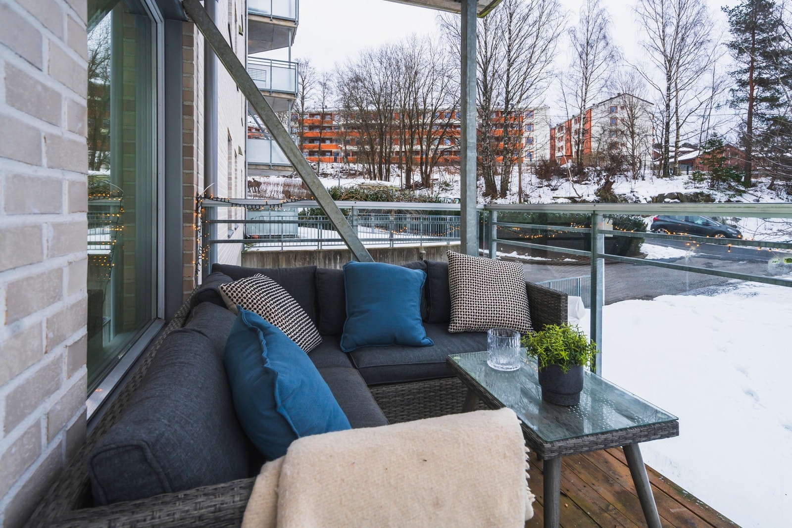 Balkongen har god plass til både sittegruppe og beplantning. Galleribilde