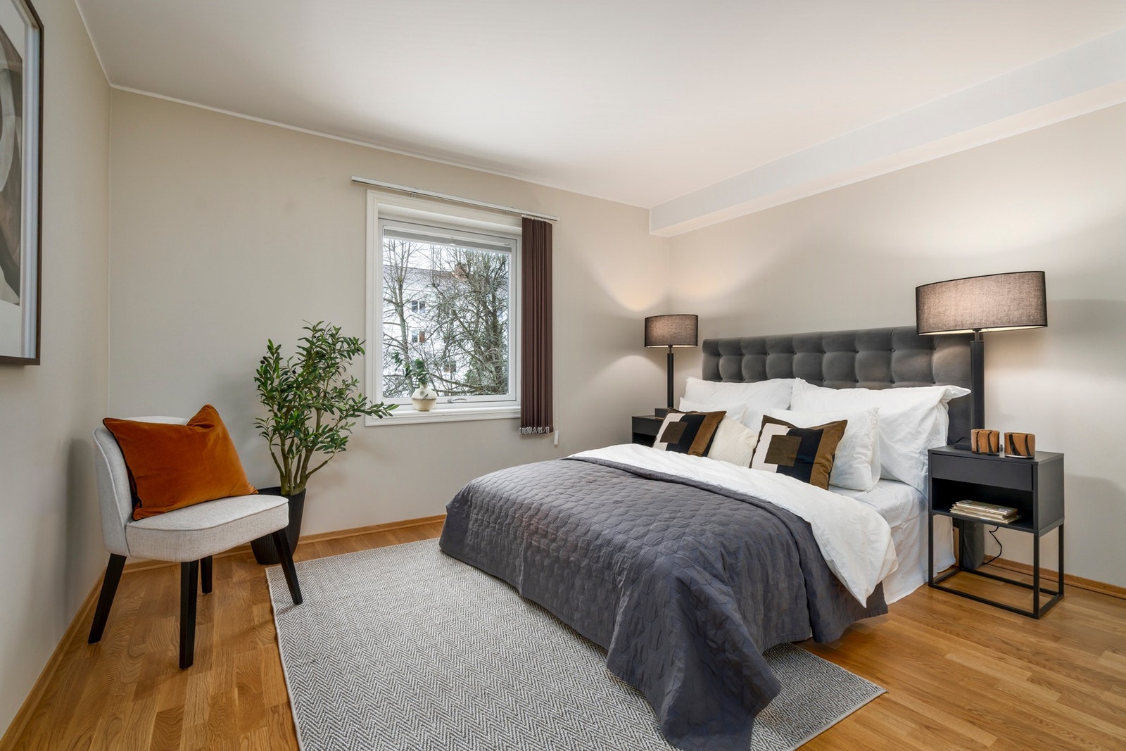 Romslig hovedsoverom med stort vindu og rikelig naturlig lys. Rommet har god plass til dobbeltseng med tilhørende nattbord på hver side og annen ønsket møblering Galleribilde