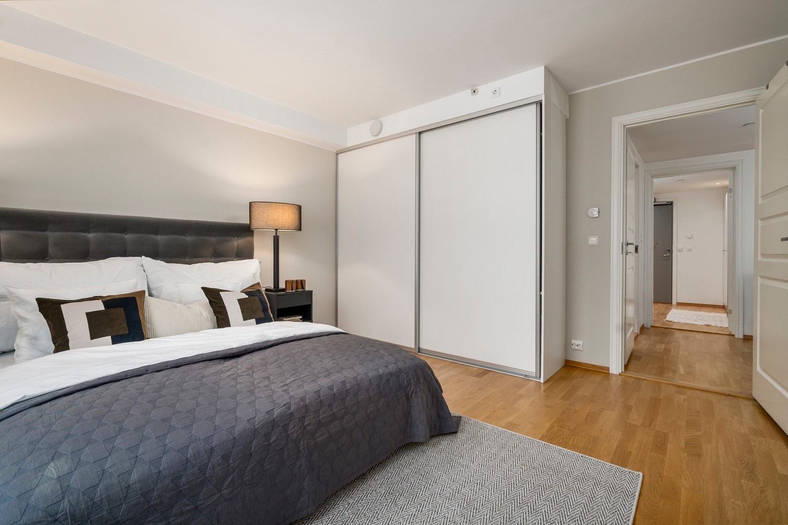 Stor skyvedørsgarderobe med rikelig oppbevaringsplass. Galleribilde