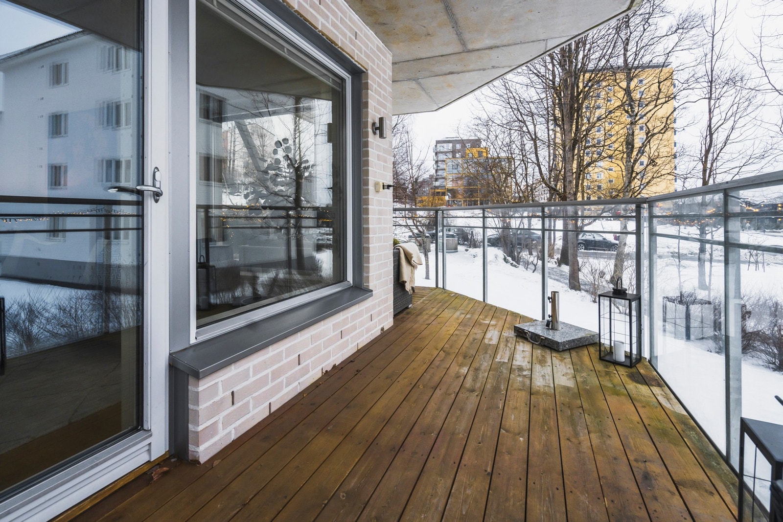 Romslig balkong med god dybde og plass til utemøbler. Galleribilde