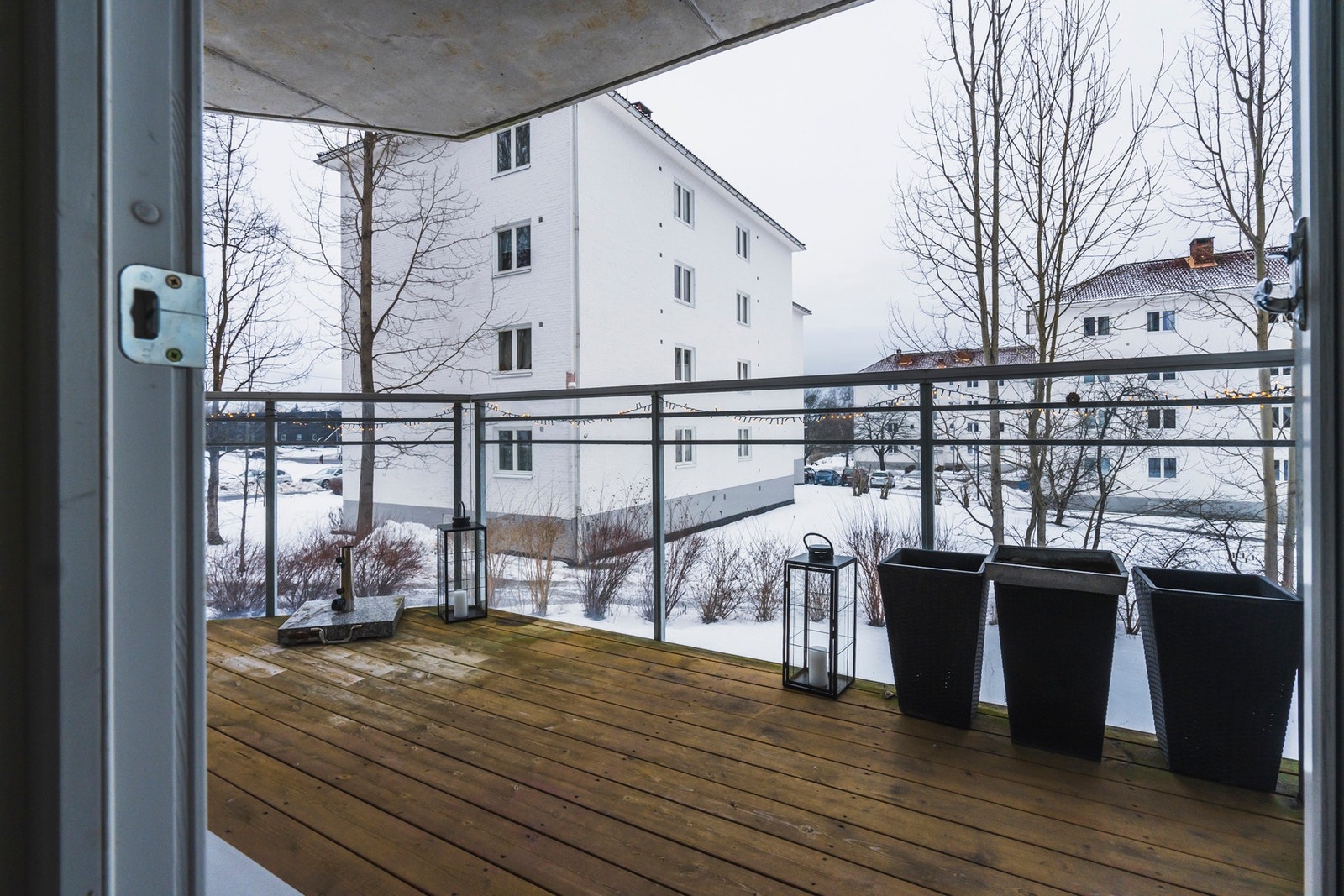 Utgang fra stue til romslig balkong på 13 kvm - et flott uteareal store deler av året. Galleribilde