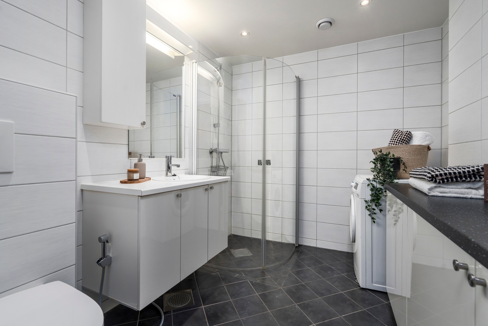 Pent flislagt baderom med vannbåren gulvvarme og balansert ventilasjon. Galleribilde