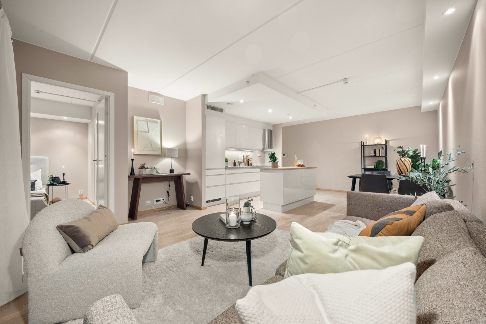 Inne er det lyst og moderne med lite bruksslitasje. Galleribilde