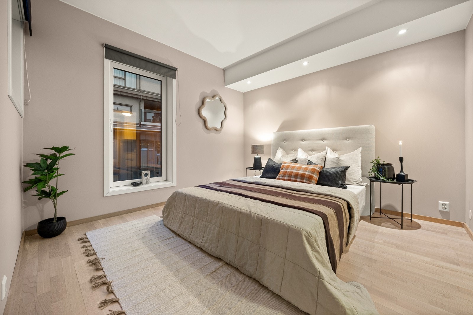 Lunt og romslig soverom med god plass til dobbeltsengen. Galleribilde