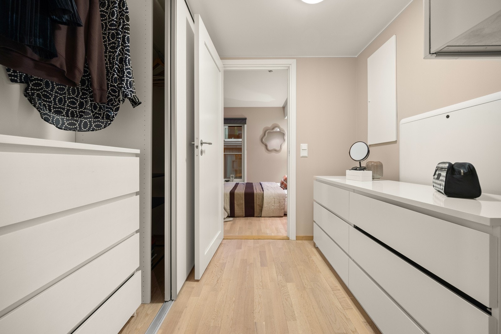 Tilliggende garderoberom med gjennomgang inn til badet. Galleribilde