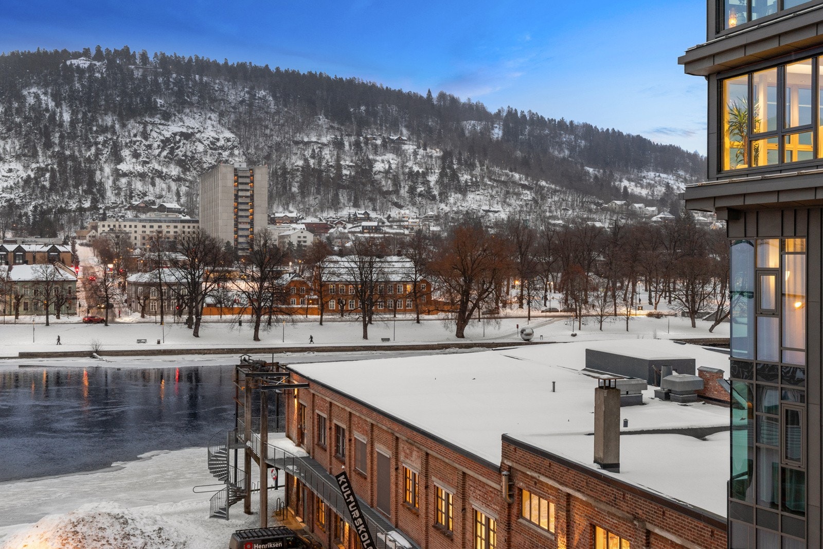 Fin utsikt til både Åspaviliongen, elva og Haukåsbakken. Galleribilde