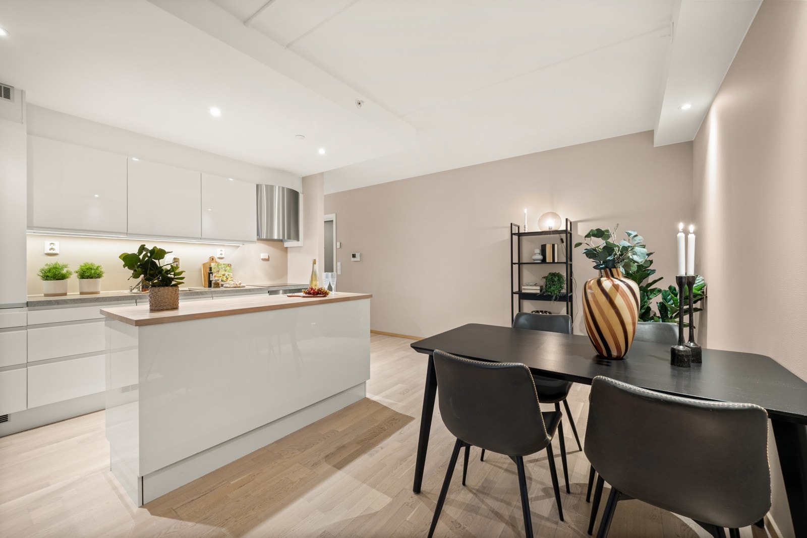 Åpent mot stuen delikat kjøkken fra HTH som sklir sømløst inn i helheten. Galleribilde