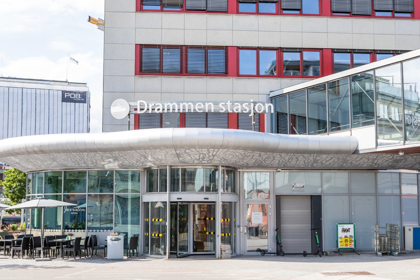 Kort gangavstand til bussen samt Strømsø Torg og Drammen togstasjon med togforbindelser mot Kongsberg, Oslo og Vestfoldbyene. Galleribilde
