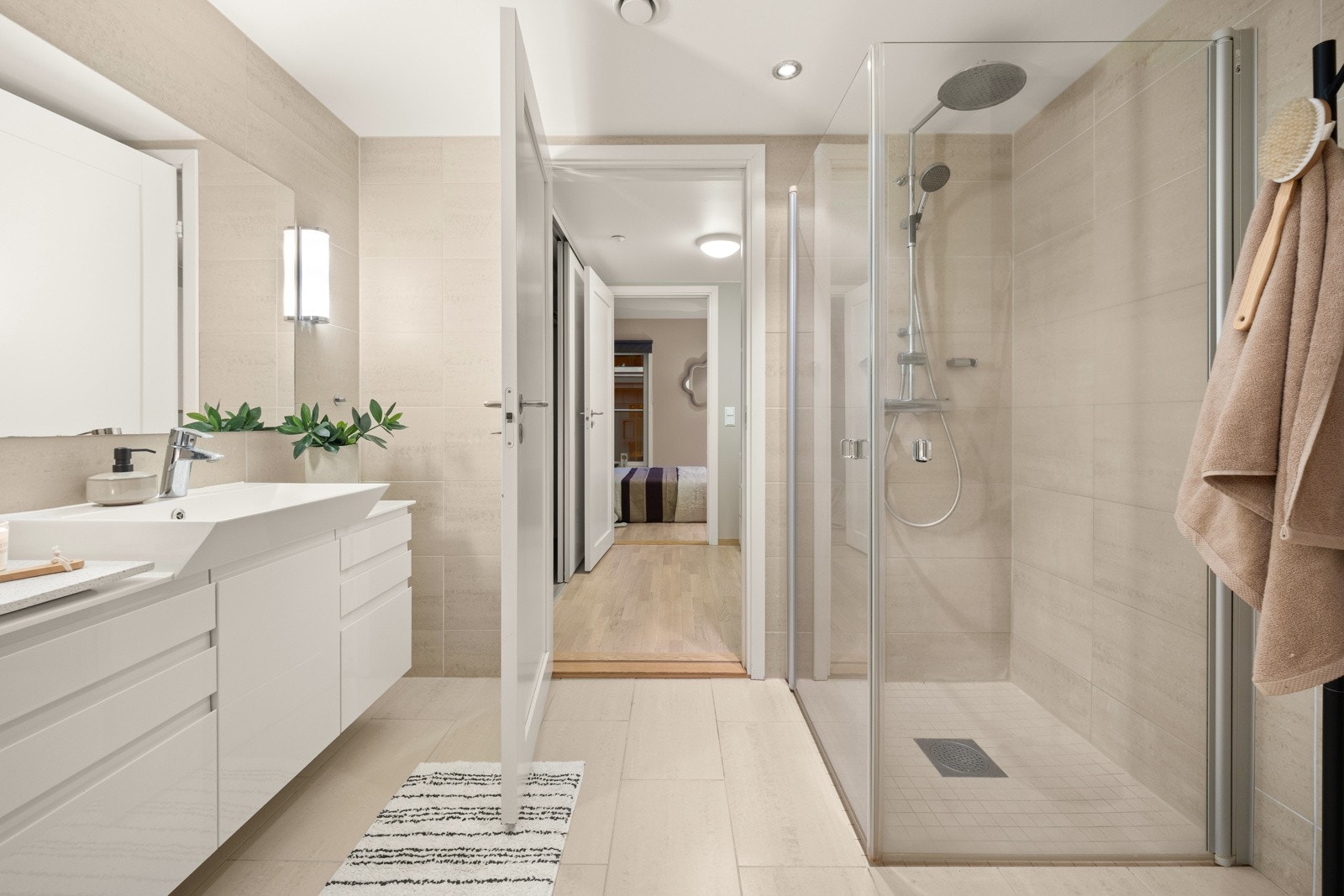 Pent, flislagt baderom med adkomst både fra entreen og i fra soveromsavdelingen. Galleribilde