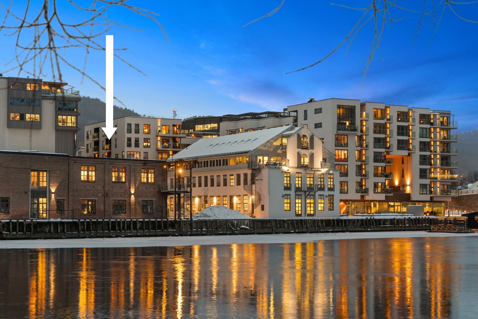 Urban og sentral beliggenhet ved elvebredden. Galleribilde