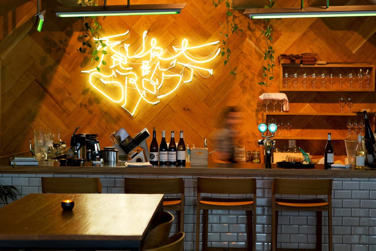 På Union Brygge finnes flere hyggelige serveringssteder som bl.a. Jovialen, Ypsilon Bar, Litt Kaos og Hos Solveig. Galleribilde