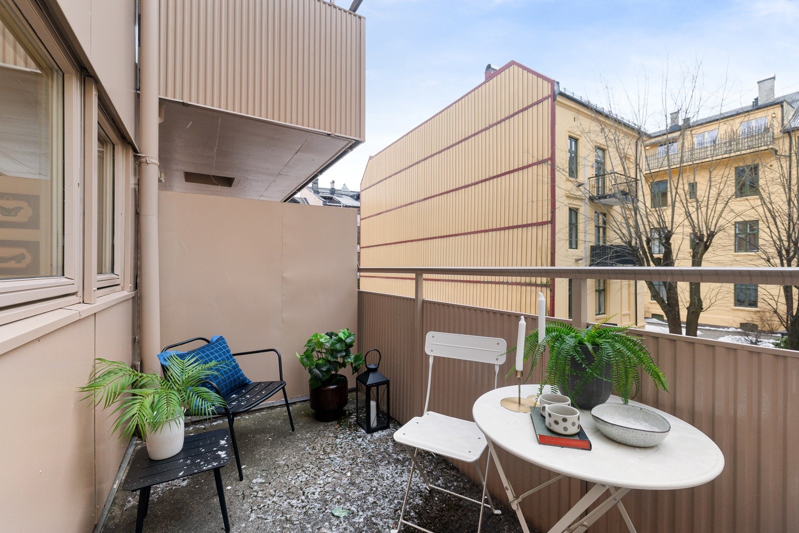 Fra hovedsoverommet kommer du til leilighetens balkong vendt mot rolig bakgård. Galleribilde