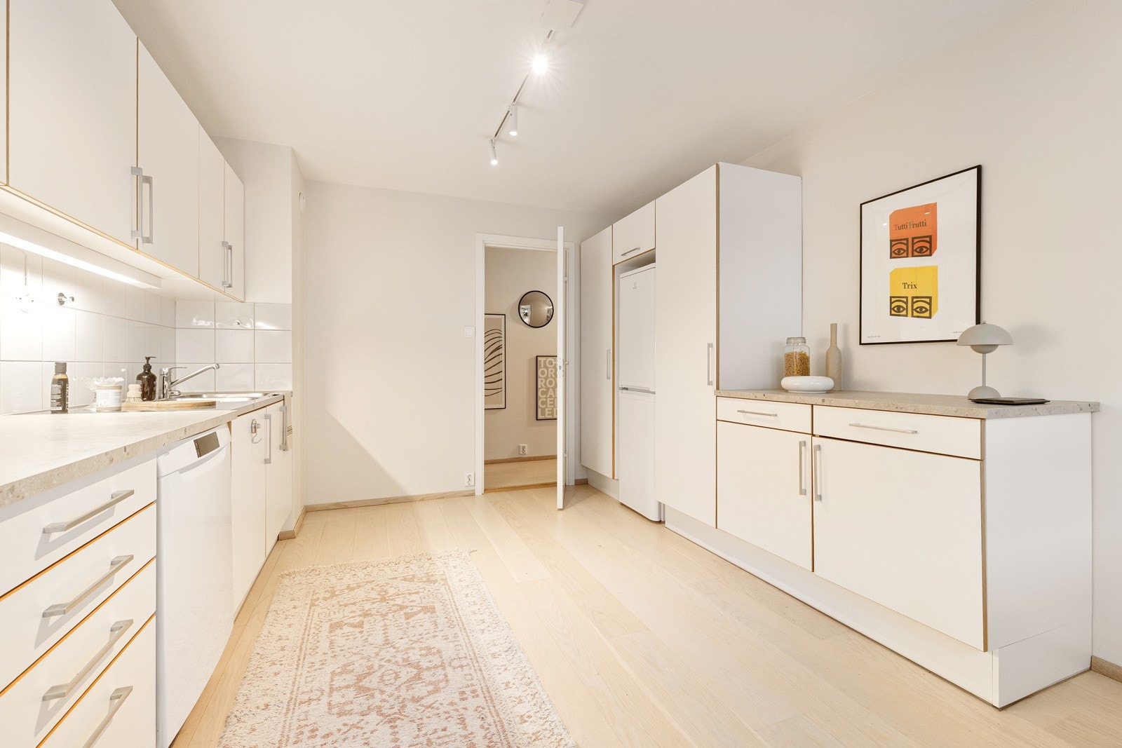 Innredning med benkebereder og kullfiltervifte over stekesonen. Galleribilde