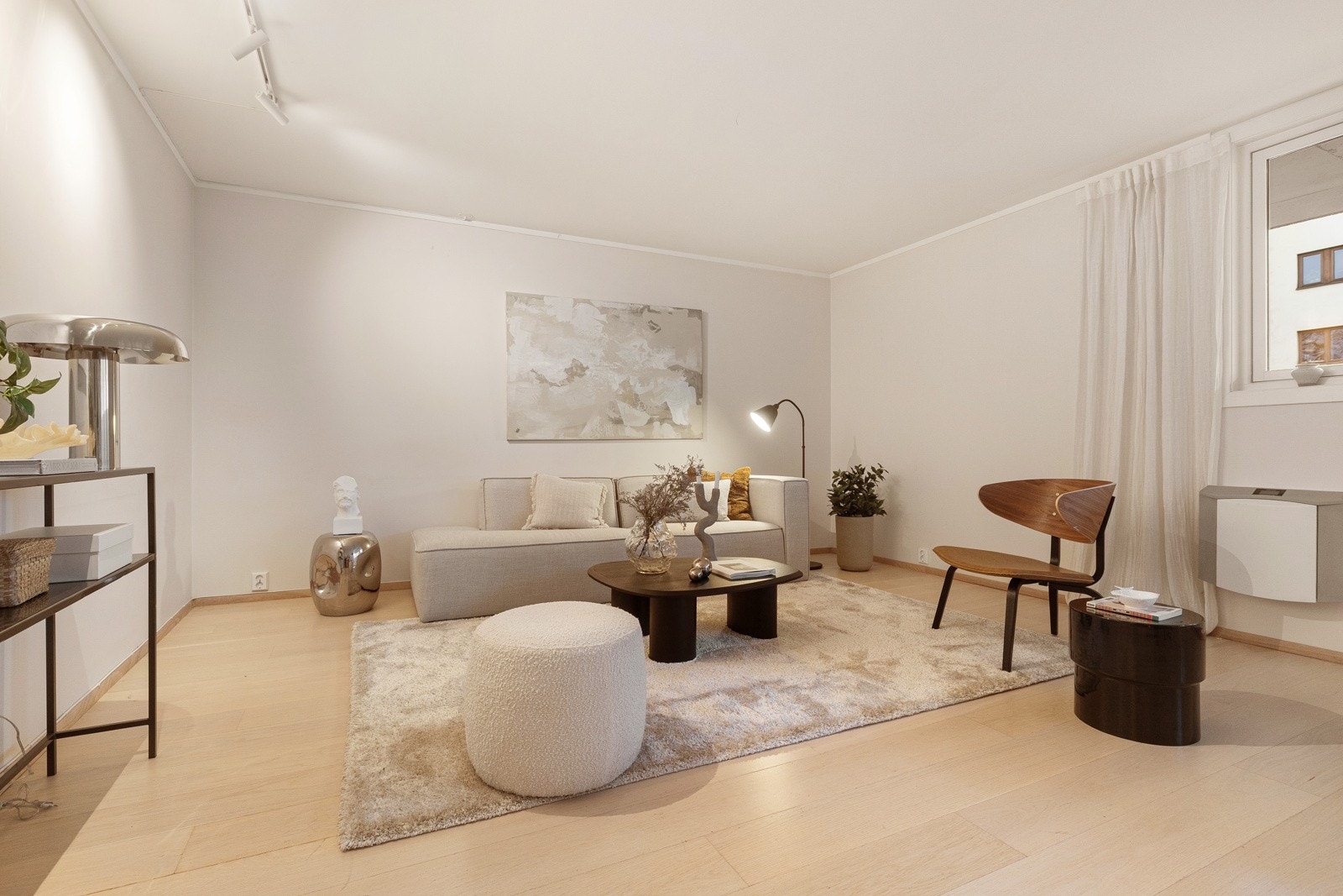 Romslig stue med delvis åpen stue-/kjøkkenløsning som skaper et sosialt oppholdsrom. Galleribilde