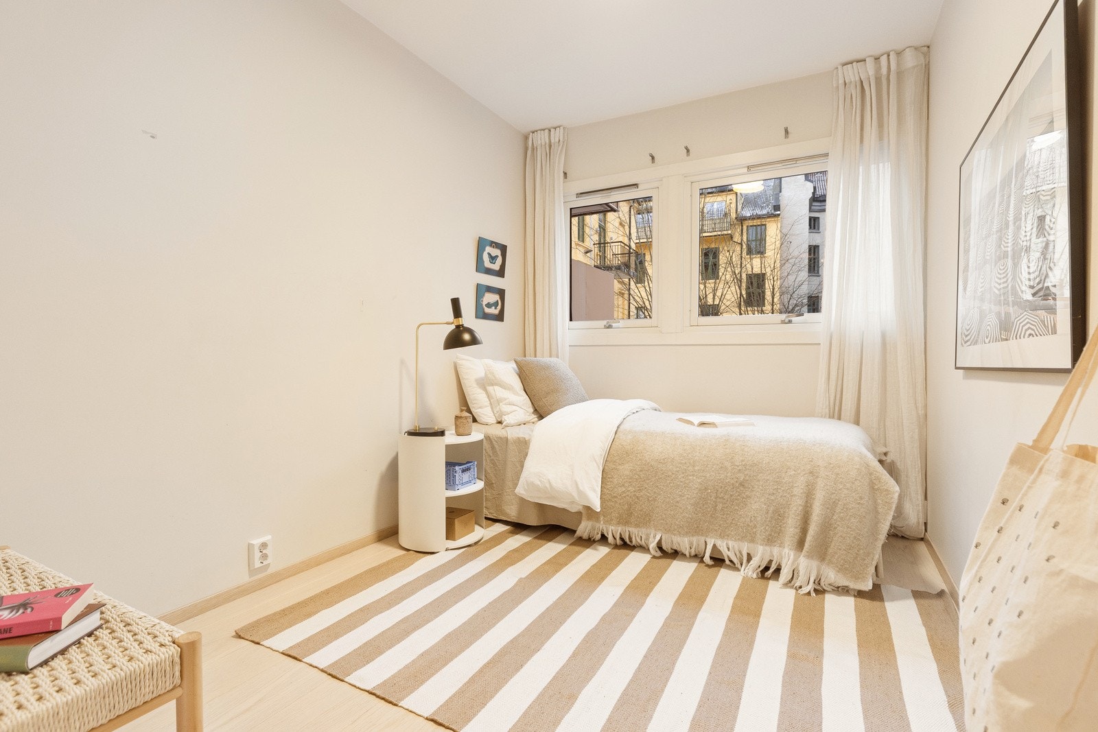 Soverom II og III er også romslige, med plass til seng, nattbord og garderobeskap. Galleribilde