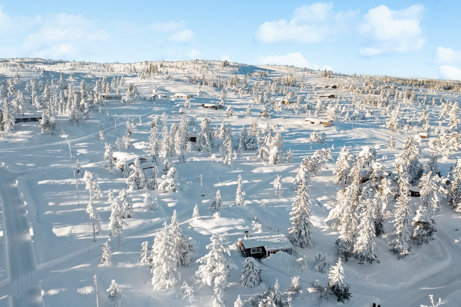 Dette er et av Blefjells mest populære hytteområder, kjent for sitt fantastiske helårsterreng og nærhet både til tregrensa og et rikt nettverk av turstier og skiløyper. Galleribilde