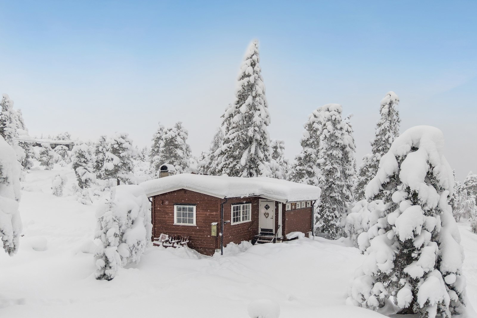 Fritidsboligen har en usjenert og naturskjønn beliggenhet. Galleribilde