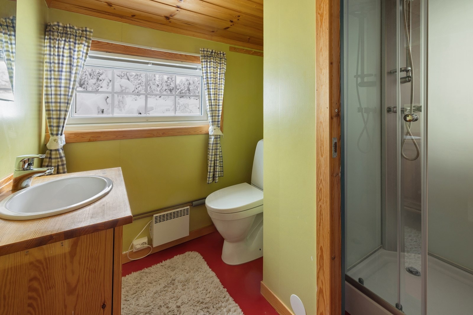 Fra toalettrommet er det dør inn til et tilstøtende rom med dusjkabinett. Dette rommet har vinylbelegg på gulvet og panel på både vegger og himling. Her finner du et dusjkabinett og mekanisk avtrekk for ventilasjon. Galleribilde