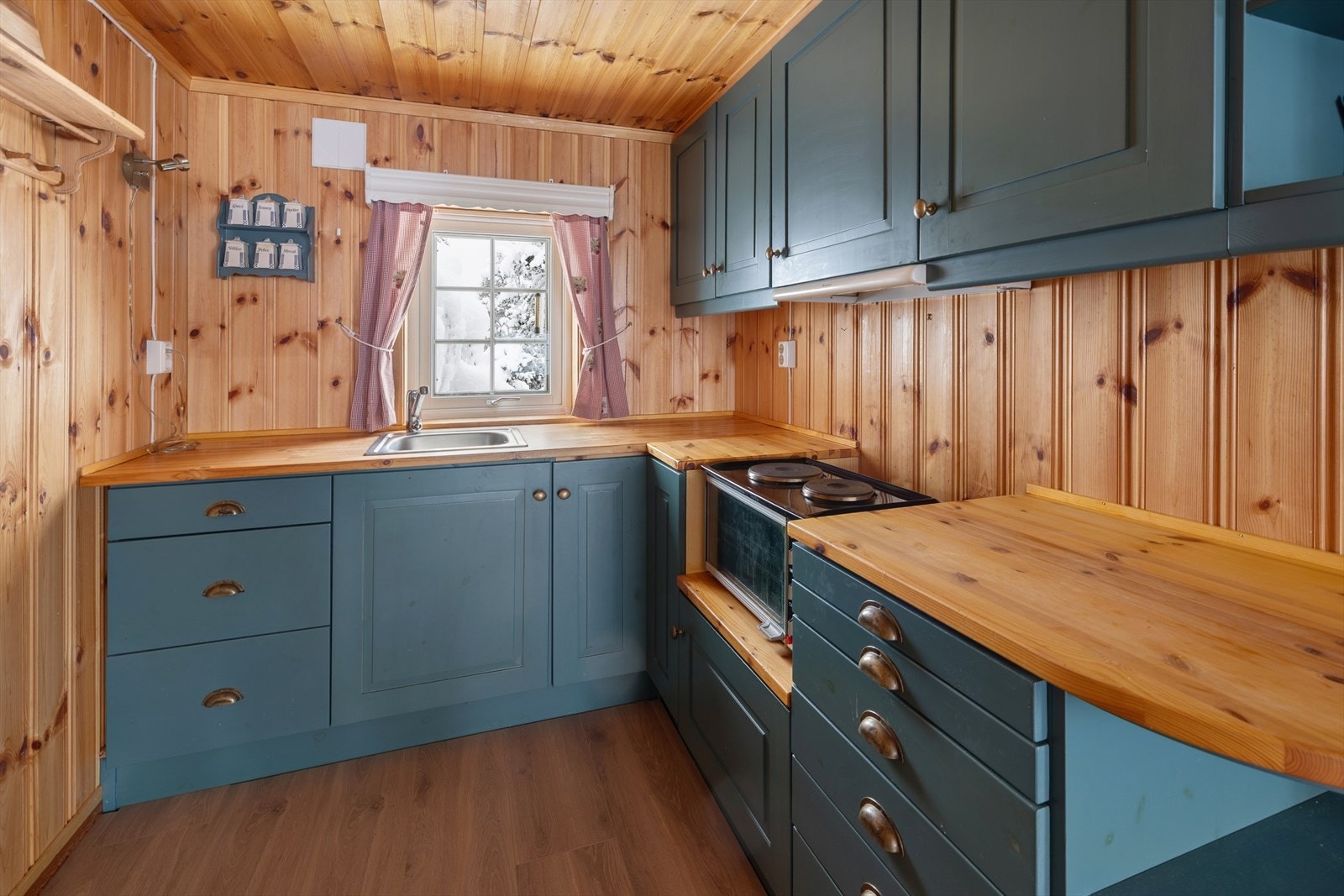 Kjøkkenet er fra 2005 og har en innredning med profilerte fronter og benkeplate i heltre. Galleribilde