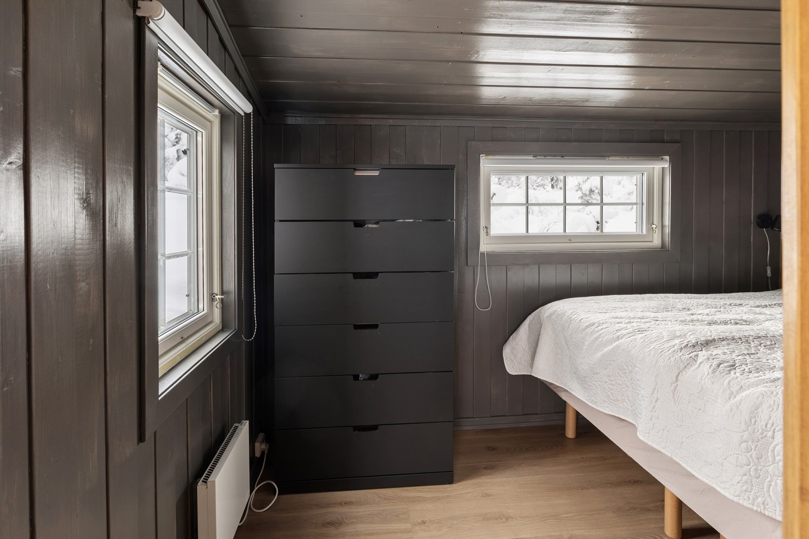 Soverom med adkomst fra stuen. Rommet har plass til seng og tilhørende møbler. Galleribilde