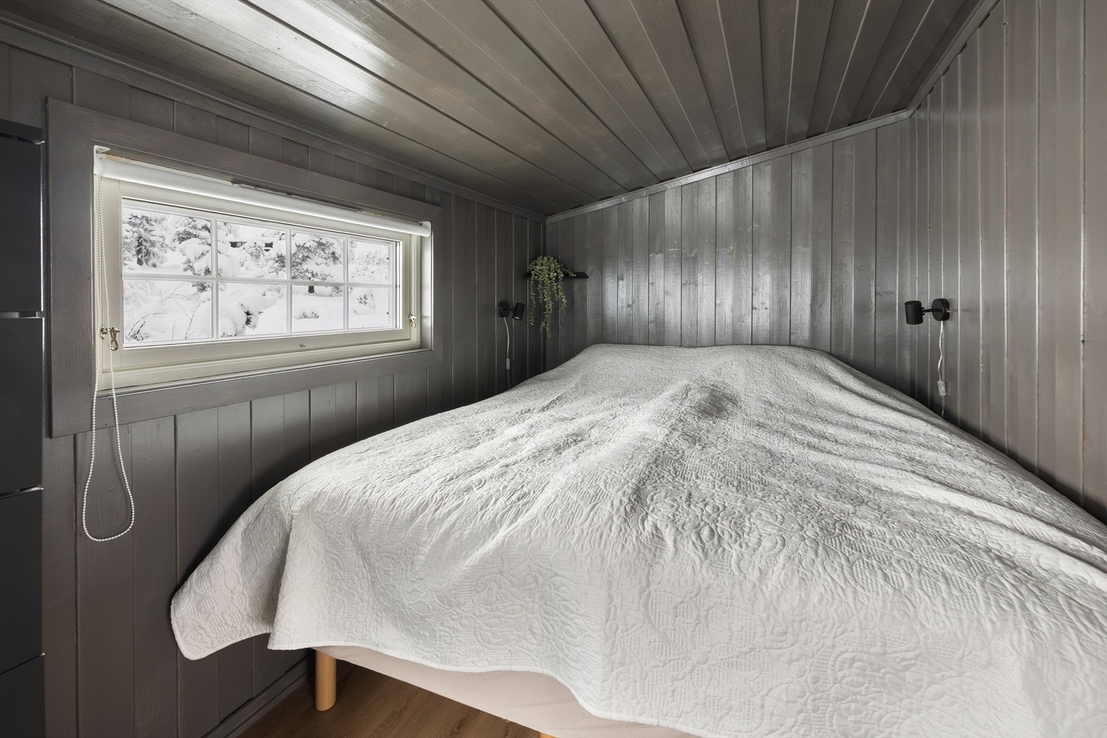 Vegger og himling har malte flater og på gulvet er det laminat. Galleribilde