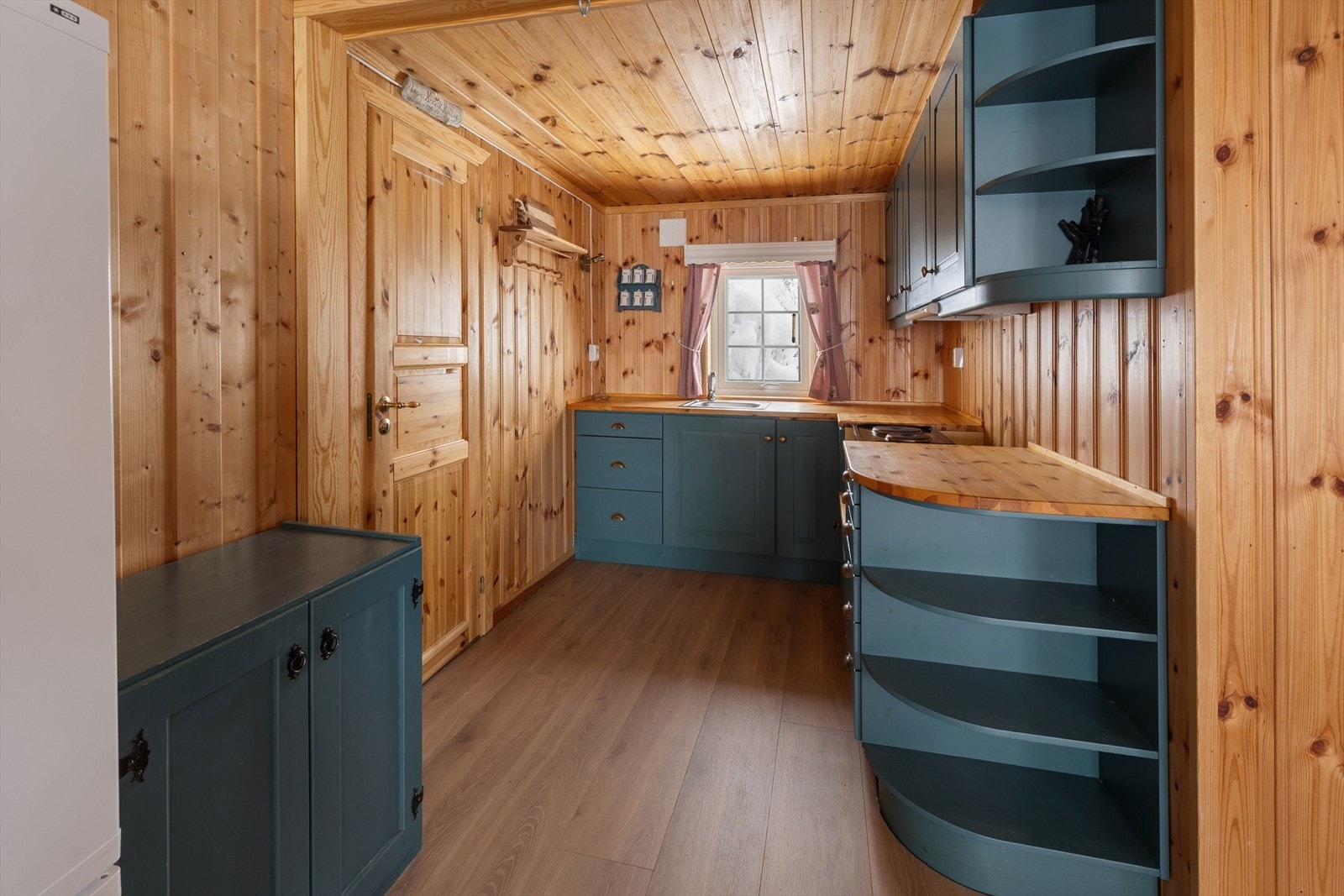 Hytta har en åpen stue og kjøkkenløsning. Galleribilde