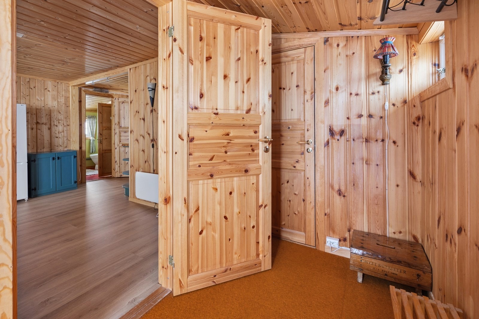 Entreen som ønsker deg velkommen inn har plass til å henge fra seg ytterklær og plassere fottøy. Galleribilde