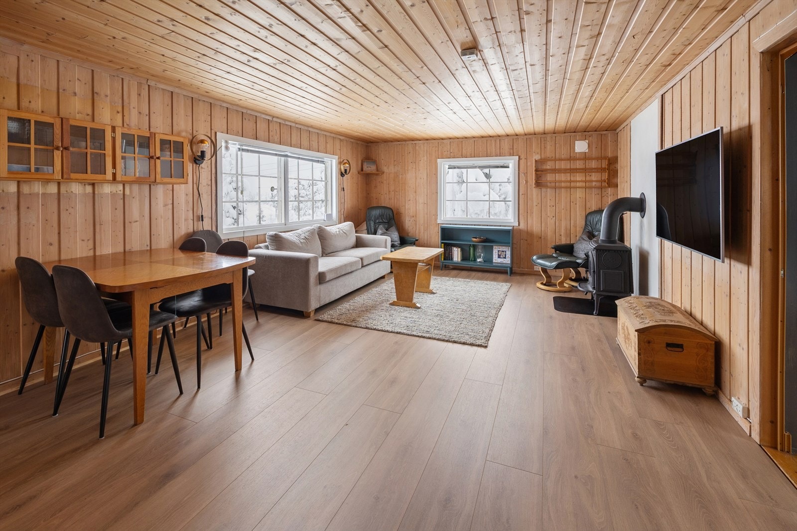 Stuen er av god størrelse og har plass til både sofagruppe og spisebord. Galleribilde