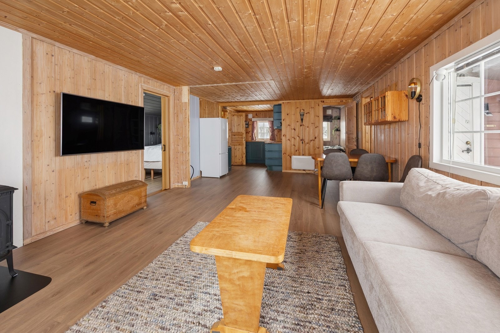 Fra stuen er det adkomst til kjøkkenet. Galleribilde