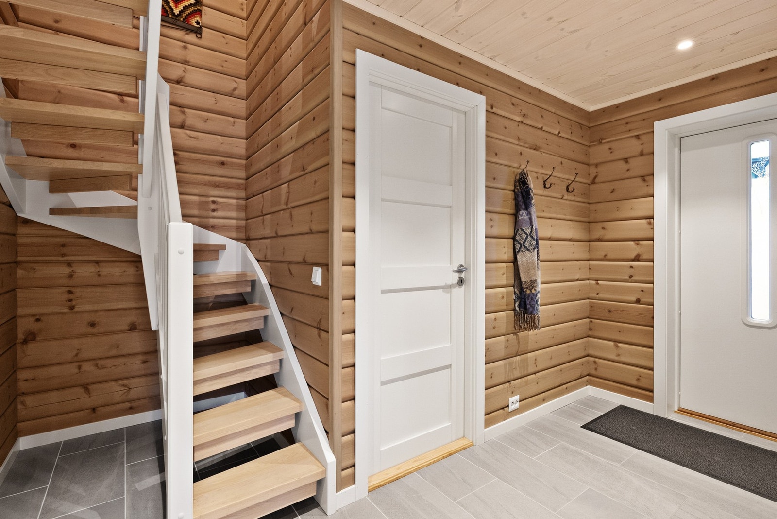 Romslig gang/entré med god plass til oppheng av yttertøy og sko Galleribilde