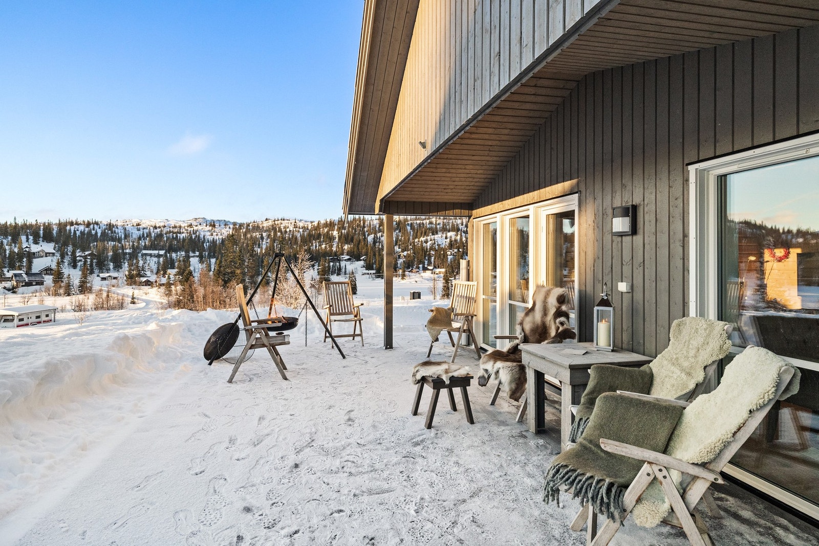 Romslig uteplass med gode solforhold Galleribilde