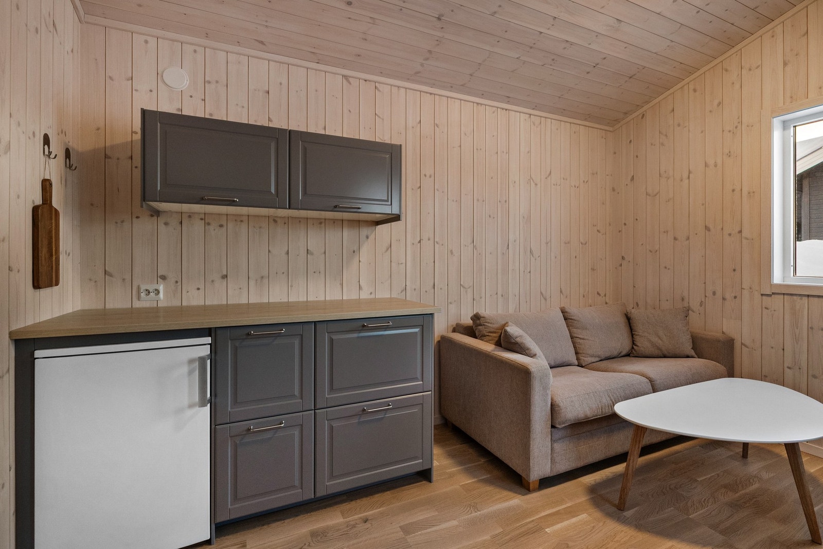 Annekset har enkel kjøkkeninnredning med kjøleskap Galleribilde