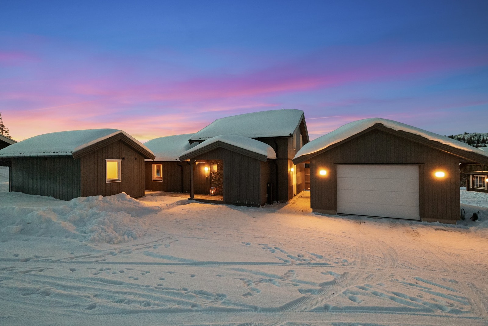 På eiendommen er det oppført en fritidsbolig fra 2018, garasje m/badstue fra 2020 og et anneks fra 2025 Galleribilde